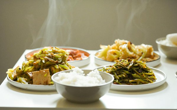 What are the advantages of using a hybrid cloud model for UK organizations?